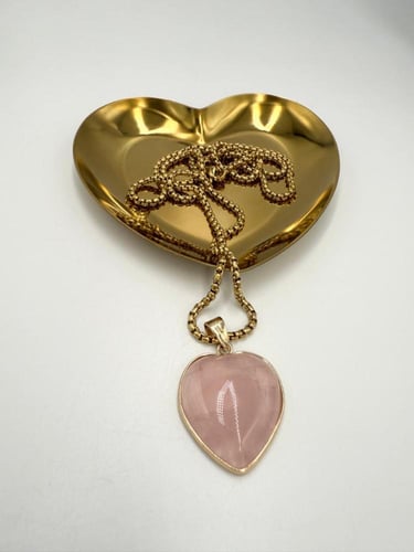 تعليقه قلب الكوارتز الوردي الطبيعي .