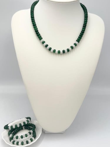 عقد حجر العقيق الأخضر المضلع الطبيعي .