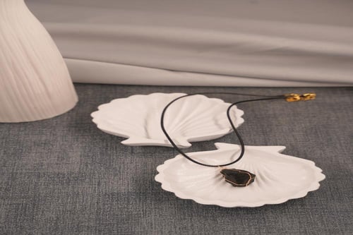 تعليقه حجرالتورمالين الأسود الطبيعي الخام .