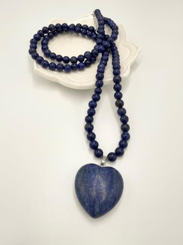 عقد وتعليقه حجر لابيز لازورد الكريم الطبيعي .