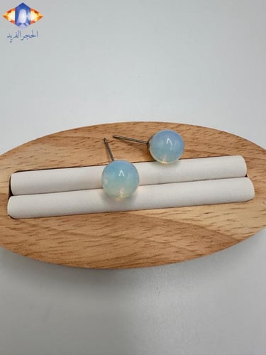 حلق من حجر الأوبال الطبيعي الكريم .