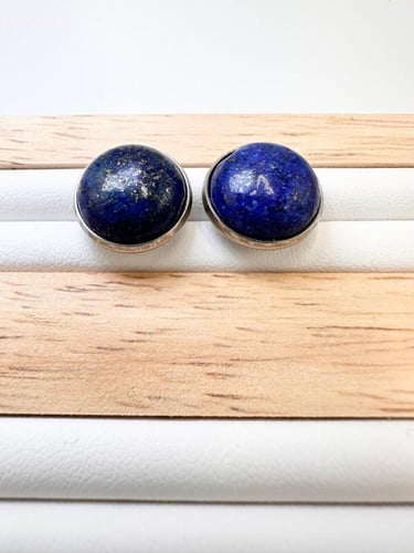 حلق من حجر اللازورد الطبيعي الكريم .