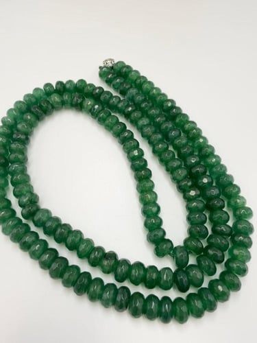 عقد حجر اليشب الأخضر المضلع الطبيعي .