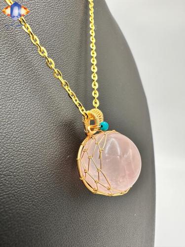 تعليقه حجر الكوارتز الوردي الطبيعي مع سلسال ذهبي .