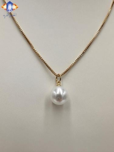 تعليقه اللؤلؤ الصناعي بالسلسال الذهبي .