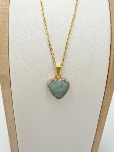 تعليقه القلب الأمازوني الكريم مع سلسال ذهبي .