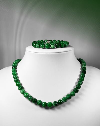 عقد حجر العقيق الزمردي الكريم الطبيعي .