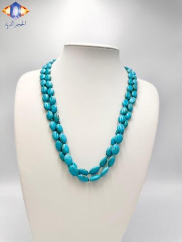 عقد من حجر الهولايت الأزرق الطبيعي .