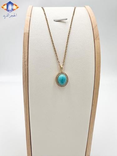 تعليقه حجرالفيروز الكريم مع سلسال مطلي ذهب .