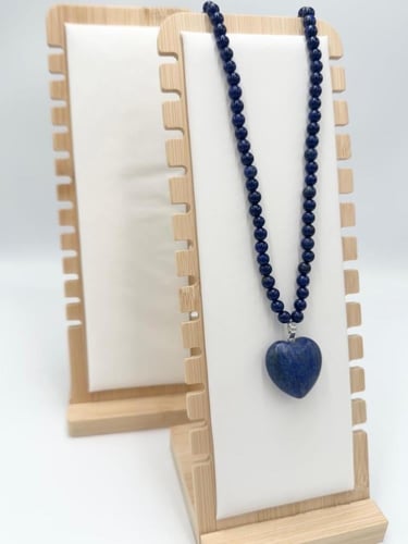 عقد وتعليقه حجر لابيز لازورد الكريم الطبيعي .