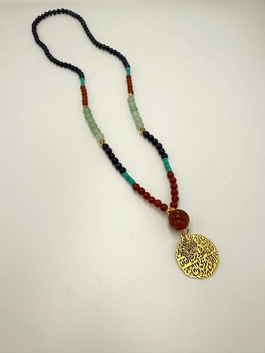 عقد الأحجار الطبيعيه المتنوعه الداكنه .