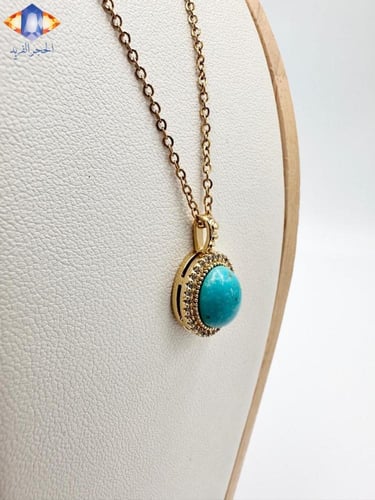 تعليقه حجرالفيروز الكريم مع سلسال مطلي ذهب .