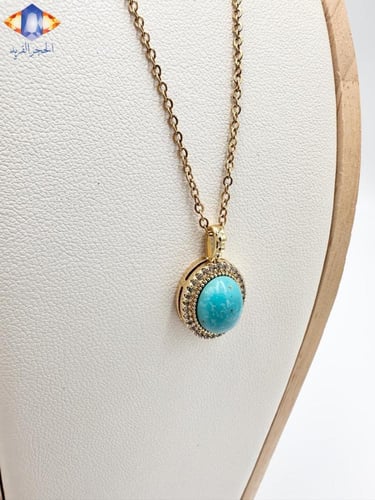 تعليقه حجرالفيروز الكريم مع سلسال مطلي ذهب .