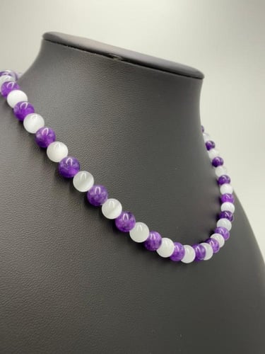 عقد حجر الجمشت وحجر القمر الأبيض الطبيعي .