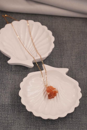 تعليقه حجرالعقيق الأحمر الطبيعي الخام .