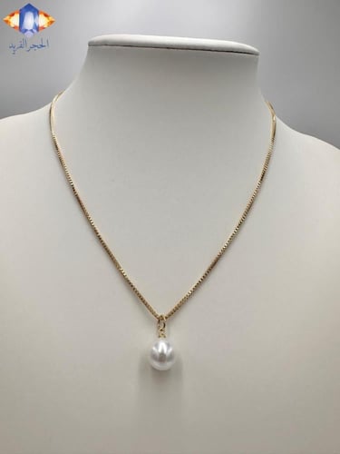 تعليقه اللؤلؤ الصناعي بالسلسال الذهبي .