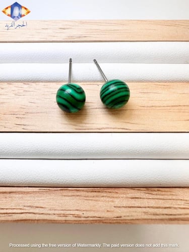 حلق من حجر الملاكيت الأخضر الطبيعي الكريم .