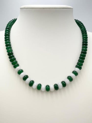 عقد حجر العقيق الأخضر المضلع الطبيعي .