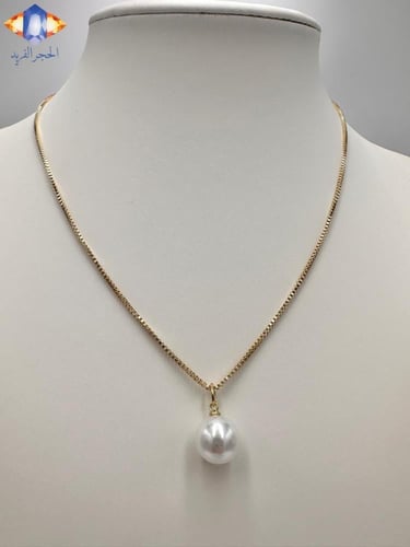 تعليقه اللؤلؤ الصناعي بالسلسال الذهبي .