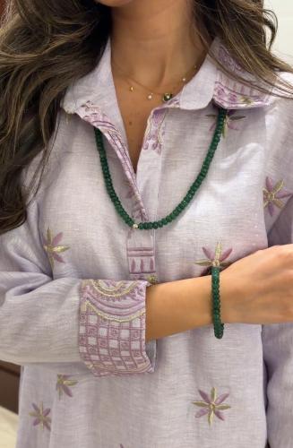 عقد حجر اليشب الأخضر المضلع الطبيعي .