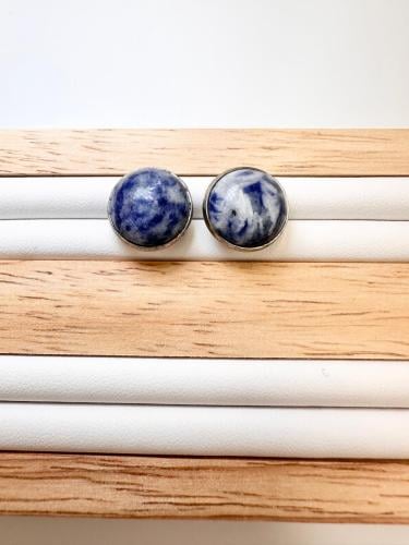 حلق من حجرالسودلايت الطبيعي الكريم .