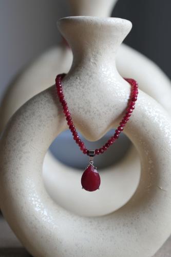 عقد وتعليقه حجر الروبي ( الياقوت الأحمر ) الكريم ا...