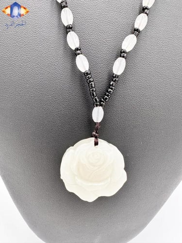 عقد من العقيق الأسود وألأبيض مع تعليقه العقيق الأب...