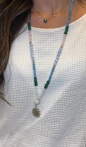 عقد الأحجار الطبيعيه المتنوعه الفاتحه .