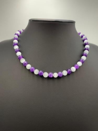 عقد حجر الجمشت وحجر القمر الأبيض الطبيعي .