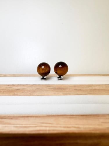 حلق من حجر عين النمر الأصفر الطبيعي الكريم .