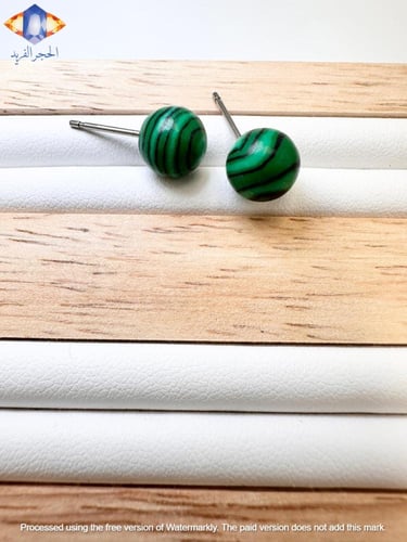 حلق من حجر الملاكيت الأخضر الطبيعي الكريم .