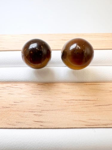 حلق من حجر عين النمر الأصفر الطبيعي الكريم .