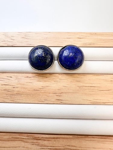 حلق من حجر اللازورد الطبيعي الكريم .