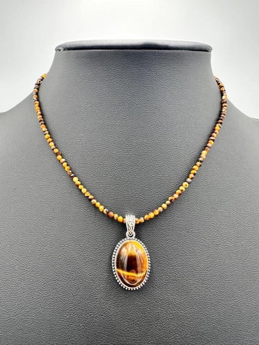 عقد وتعليقه حجر عين النمر الكريم الطبيعي .