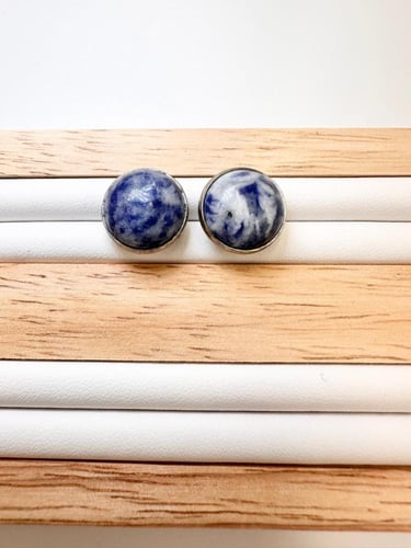 حلق من حجرالسودلايت الطبيعي الكريم .