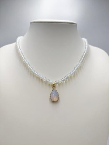 عقد وتعليقه حجر الأوبال الطبيعي الكريم.