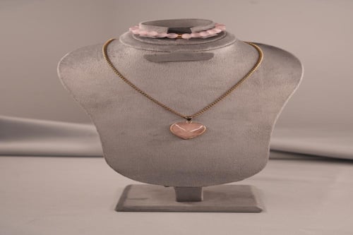 تعليقه قلب الكوارتز الوردي الطبيعي .