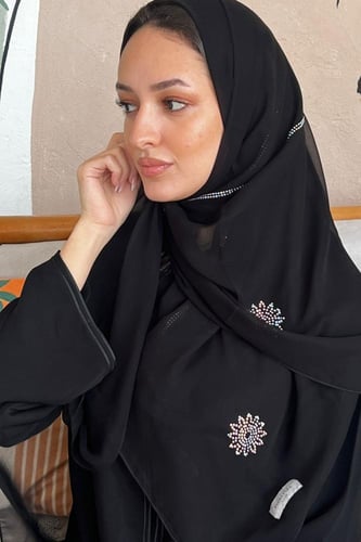 طرحة بـ قماش شيفون أسود بطرف من الكريستال وزخارف ع...