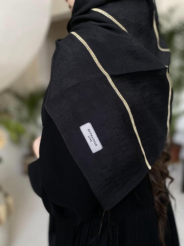 طرحة بخطوط ذهبية