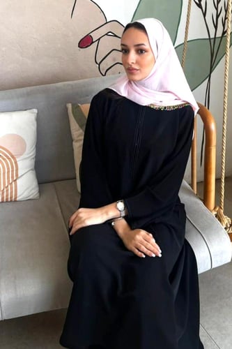 طرحة بـ قماش بانوراما وردي بطرف مزين باللولو الملو...