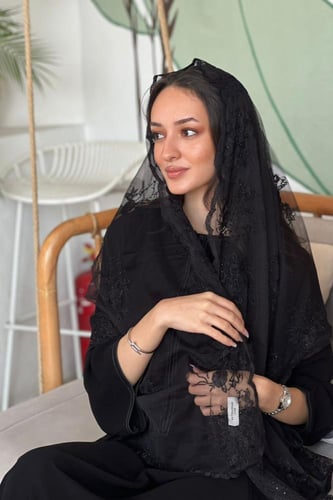 طرحة بـ قماش تُل أسود بدانتيل مطرز