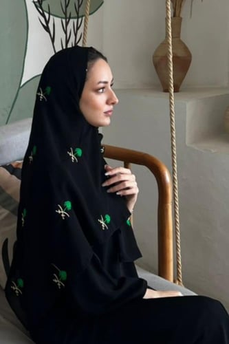 طرحة بـ قماش ليزر أسود بتطريز الشعار السعودي