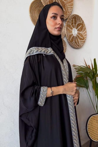 عباية بـ قماش حراير اسود بطرف مطرز