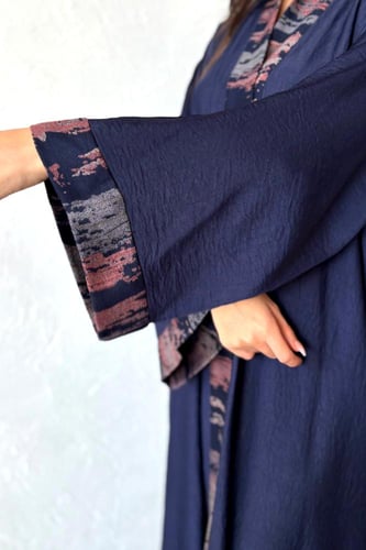 عباية بـ قماش كريب بحريني كحلي بطرف كشميري