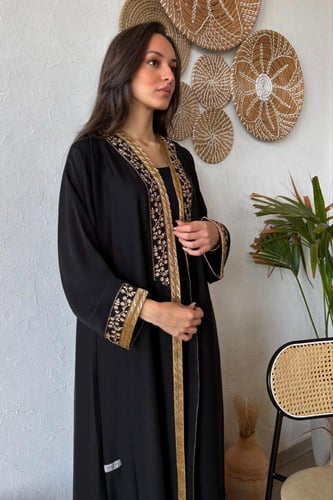 عباية بـ قماش ندى بطرف تطريز ذهبي