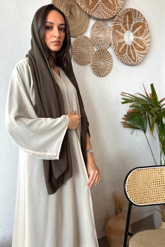 عباية بـ قماش كريب خفيف بوجهين زيتي و بيج