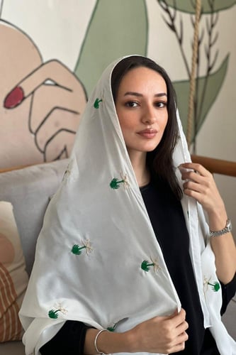 طرحة بـ قماش ليزر أبيض بتطريز الشعار السعودي