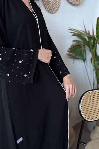 عباية بـ قماش كريب ملكي اسود بطرف كريستال
