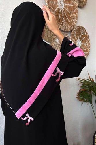 عباية استريت بـ قماش كريب ملكي اسود بطرف وردي