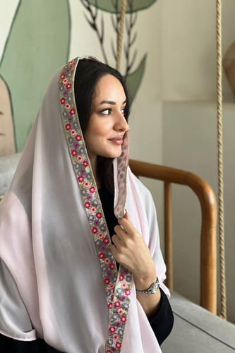 طرحة بـ قماش بانوراما وردي بطرف مزين بكلفة تطريز م...